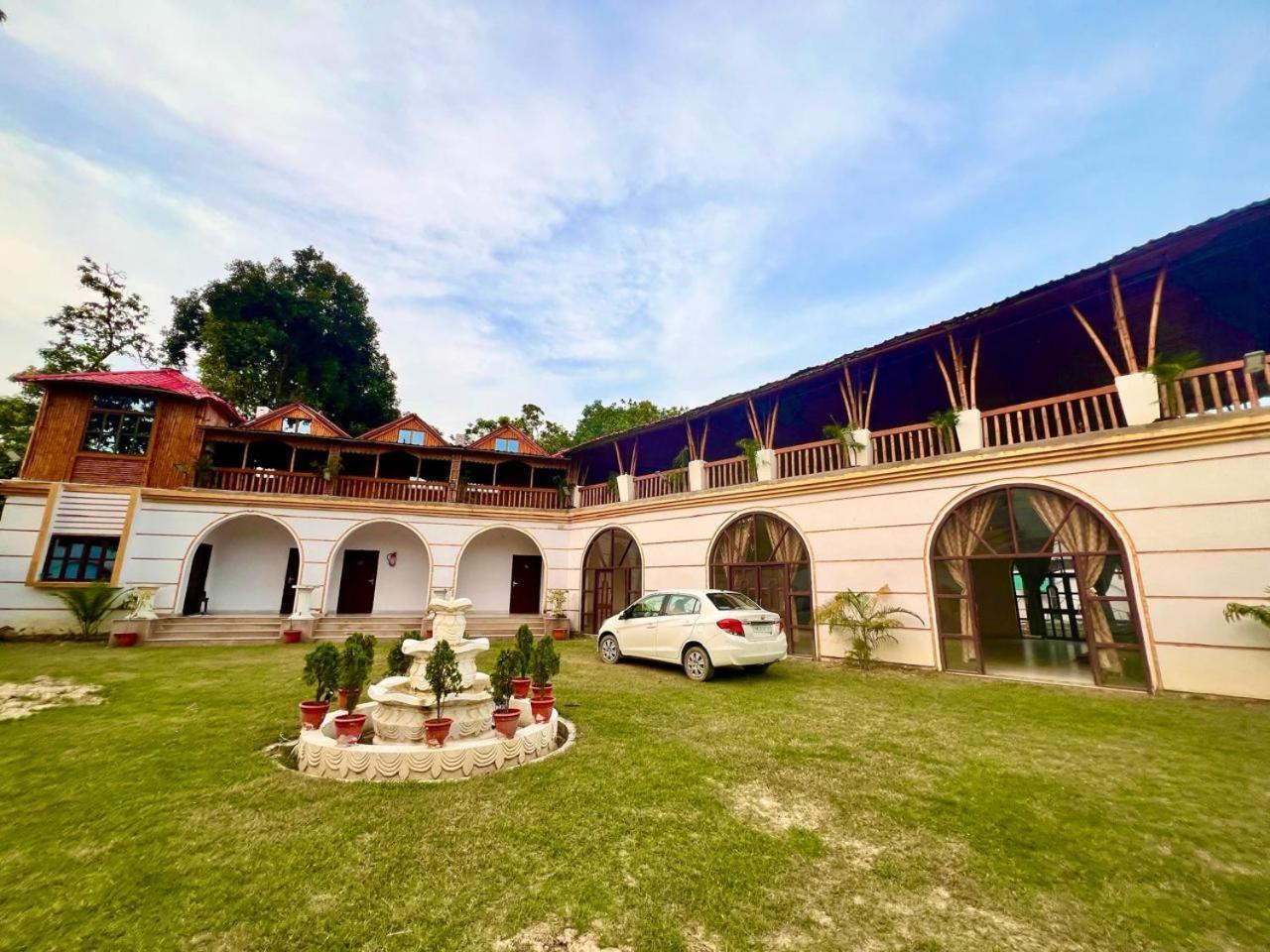 La Pahi Palace- Banquet And Resort Sakri East Extérieur photo